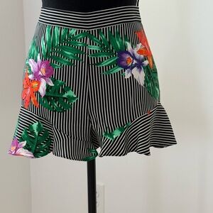 Who What Wear Tropical Stripe Ruffle Hem Shorts – Size 6